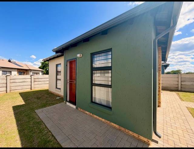 2 BEDROOM HOUSE FOR SALE IN VANDERBIJLPARK CW 5